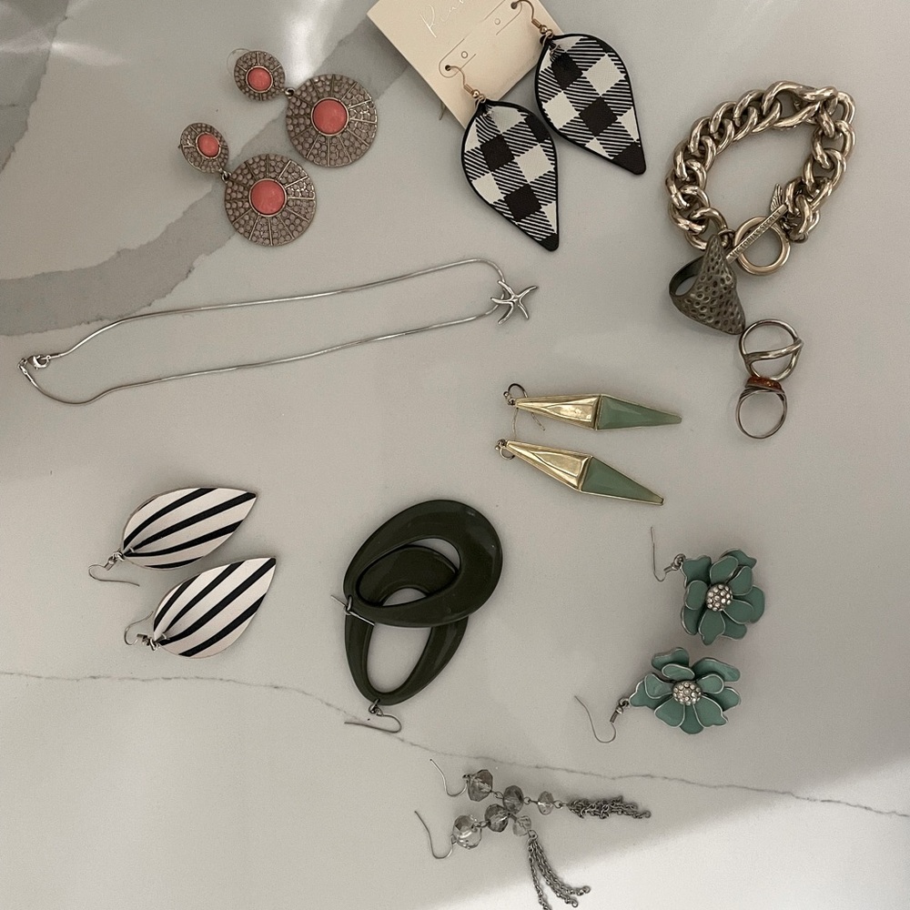 Trendy jewelry lot. Chain bracelet, earrings, rings, starfish necklace